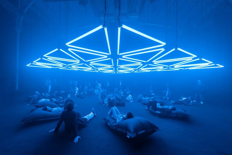 Visiteurs observant des sculptures modernes interactives dans un musée français, créant une expérience immersive